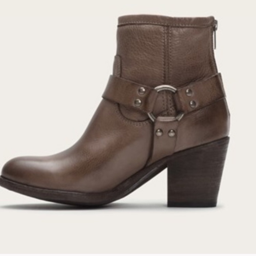 Like New🌟 Frye tabitha harness boot short grey